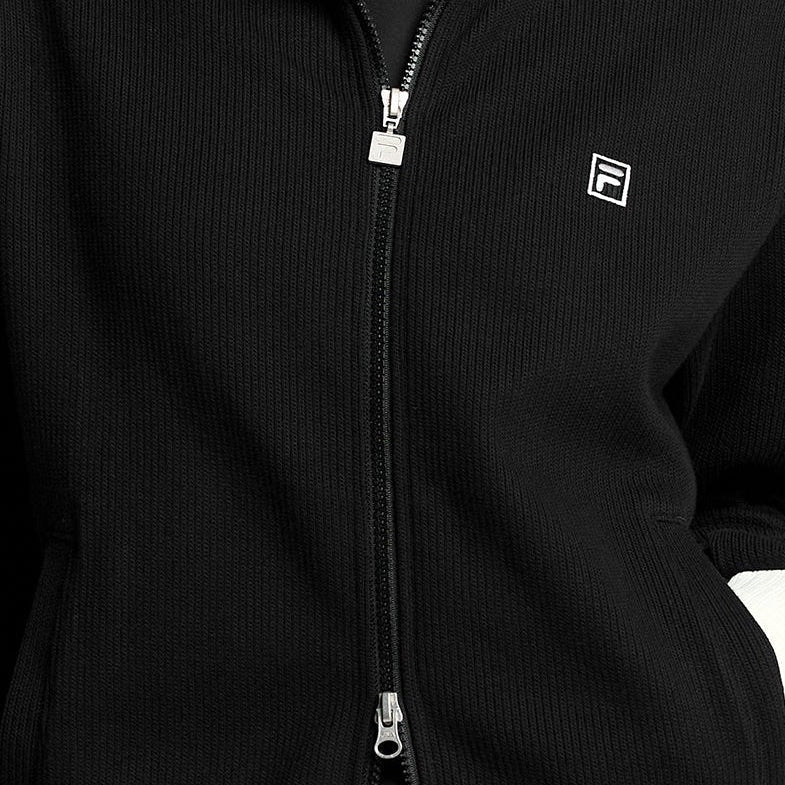 다양한 연출이 가능한 지퍼 디테일