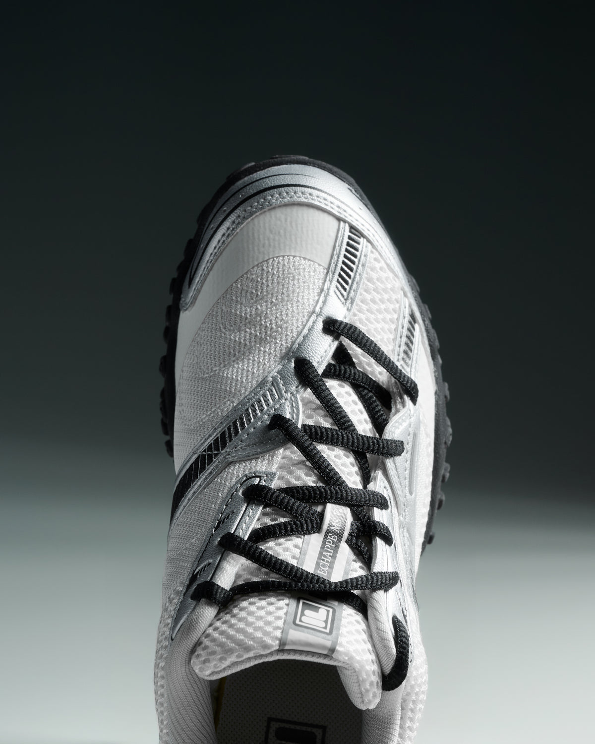 사선으로 완성한 유니크한 실루엣